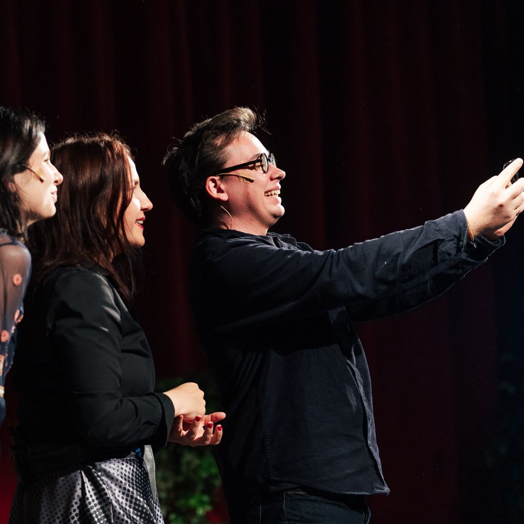 A kép az Illuziók improvizációs előadás borítóképe.